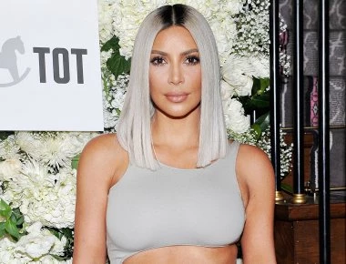 Kim Kardashian: «Παίζει» στο κρεβάτι της με τα εσώρουχα και κολάζει (βίντεο)